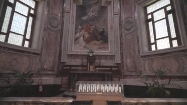 POMPEII, İtalya - 28 Eylül 2023 Pompeii 'deki Our Lady of the Rosary Bazilikası' nın İçi. Tespihin gizemleriyle mozaikler, üçüncü neşeli gizem - İsa 'nın doğuşu. 