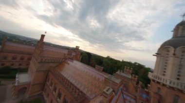 Chernivtsi Üniversitesi 'nin havadan görünüşü, Ukrayna' daki bir unesko dünya mirası sahasının üzerinde uçmak, Ukrayna 'nın ünlü tarihi binası, kuleleri, kubbeleri ve yeşil bahçesi olan muhteşem eski üniversite binası.