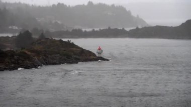 Norveç 'te gezinti. Bottan fiyordun manzarası, tekneden dağların manzarası, şelaleler, yolcu gemileri ve hassas tekneler turistleri gemiden kıyıya taşıyan mavi gökyüzü ile güzel bir günde