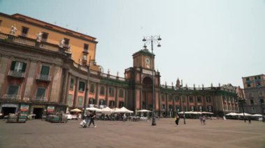 Napoli, İtalya - 2 Ağustos 2023 - Piazza Dante, Dante Meydanı Napoli 'nin tarihi merkezi, Timelapse, hiperlapse, Vittorio Emmanuelle tarihi binası ve kitapçısı 