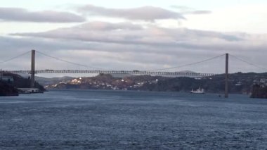 Norveç 'te gezinti. Bottan fiyordun manzarası, tekneden dağların manzarası, şelaleler, yolcu gemileri ve hassas tekneler turistleri gemiden kıyıya taşıyan mavi gökyüzü ile güzel bir günde