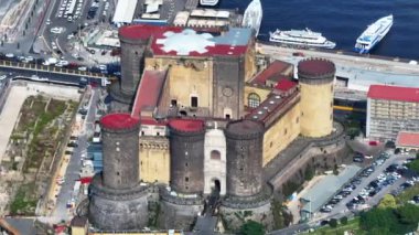 Napoli, İtalya - 2 Ağustos 2023 - Napoli, İtalya 'nın manzarası, tarihi merkezin havadan görünüşü, tüm İtalya' nın panoramik insansız hava aracı görüntüsü. Tarihi yerler üzerinde uçmak, dar sokaklar 