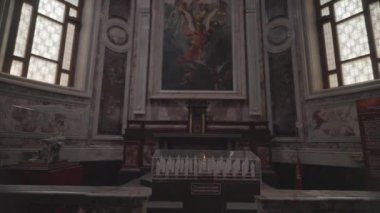 POMPEII, İtalya - 28 Eylül 2023 Pompeii 'deki Our Lady of the Rosary Bazilikası' nın İçi. Tespihin gizemleriyle mozaikler, üçüncü neşeli gizem - İsa 'nın doğuşu. 