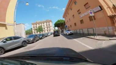 Napoli, İtalya - 2 Ağustos 2023, Amalfi Sahil yollarında araba sürerken, Positano 'nun pitoresk köyünde dar sokaklar boyunca sürerken. Avrupa 'da tatil ve seyahat kavramı. 