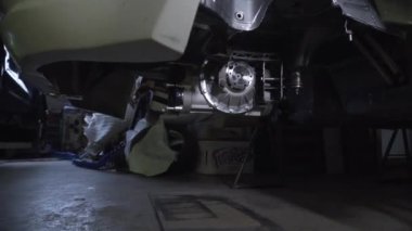 New York, ABD - 07 03 2021: akort edilen araba. Motor garajda. Sürüklenen araba. Araba servisi. Yakından, Benzin istasyonunda araba tamiri. avttomobile motor bloğu benzin istasyonunda, fren pedleri, cilalama