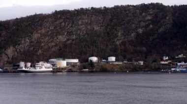  Hjelmeland, Rogaland, Norveç - 08 26 2022: Norveç. İnanılmaz Manzaralı Manzara. Norveç 'in ünlü doğal dönüm noktasında yüzen gemi ya da feribot gemisi ve Popüler İstikamet Yaz Gününde. Karlı Lyngen 