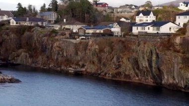 Norveç 'te gezinti. Bottan fiyordun manzarası, tekneden dağların manzarası, şelaleler, yolcu gemileri ve hassas tekneler turistleri gemiden kıyıya taşıyan mavi gökyüzü ile güzel bir günde