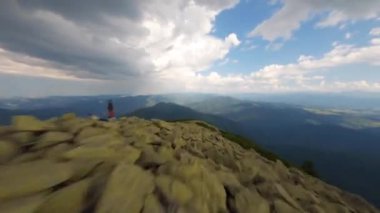 Gorgany, Karpatlar, Ukrayna ve İskoçya 'daki Khomyak Dağı' nın tepesinde insansız hava aracı uçuşu. Dağlar ve kozalaklı ormanlar. Dağlarda bulutlar. 