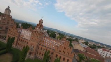 Chernivtsi Üniversitesi 'nin havadan görünüşü, Ukrayna' daki bir unesko dünya mirası sahasının üzerinde uçmak, Ukrayna 'nın ünlü tarihi binası, kuleleri, kubbeleri ve yeşil bahçesi olan muhteşem eski üniversite binası.