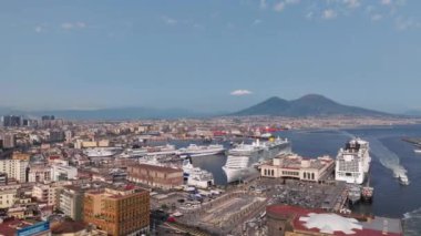 Napoli, İtalya - 2 Ağustos 2023 - Napoli, İtalya 'nın manzarası, tarihi merkezin havadan görünüşü, tüm İtalya' nın panoramik insansız hava aracı görüntüsü. Tarihi yerler üzerinde uçmak, dar sokaklar 