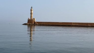 Chania 'nın muhteşem deniz feneri, cami, Venedik tersanesi Girit, Yunanistan. Deniz fenerine, Güzel Yunanistan' a ve en güzel manzaralı yerlere vuran dalgalar. 