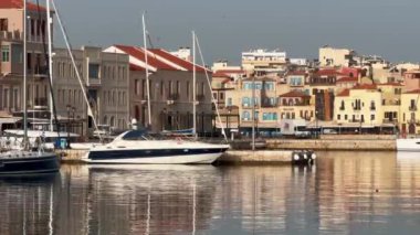 Chania 'nın muhteşem deniz feneri, cami, Venedik tersanesi Girit, Yunanistan. Deniz fenerine, Güzel Yunanistan' a ve en güzel manzaralı yerlere vuran dalgalar. 