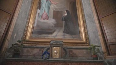 POMPEII, İtalya - 28 Eylül 2023 Pompeii 'deki Our Lady of the Rosary Bazilikası' nın İçi. Tespihin gizemleriyle mozaikler, üçüncü neşeli gizem - İsa 'nın doğuşu. 