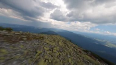 Gorgany, Karpatlar, Ukrayna ve İskoçya 'daki Khomyak Dağı' nın tepesinde insansız hava aracı uçuşu. Dağlar ve kozalaklı ormanlar. Dağlarda bulutlar. 