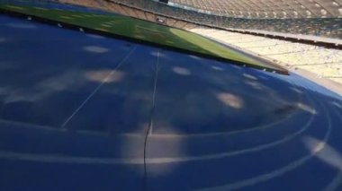 FPV uçuşu, Stadyum. Gece gündüz şehir manzarası. Yukarıdan aydınlık stadyuma kadar oyunlar ve taraftarlarla dolu bir manzara. Stadyum, Kiev, Ukrayna, Futbol stadyumu sahası, futbol arka planı, açık hava sporları 
