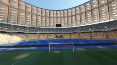FPV uçuşu, Stadyum. Gece gündüz şehir manzarası. Yukarıdan aydınlık stadyuma kadar oyunlar ve taraftarlarla dolu bir manzara. Stadyum, Kiev, Ukrayna, Futbol stadyumu sahası, futbol arka planı, açık hava sporları 