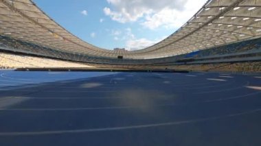 FPV uçuşu, Stadyum. Gece gündüz şehir manzarası. Yukarıdan aydınlık stadyuma kadar oyunlar ve taraftarlarla dolu bir manzara. Stadyum, Kiev, Ukrayna, Futbol stadyumu sahası, futbol arka planı, açık hava sporları 