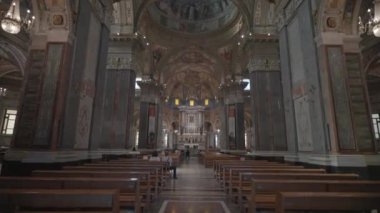 POMPEII, İtalya - 28 Eylül 2023 Pompeii 'deki Our Lady of the Rosary Bazilikası' nın İçi. Tespihin gizemleriyle mozaikler, üçüncü neşeli gizem - İsa 'nın doğuşu. 