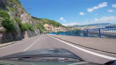 Napoli, İtalya - 2 Ağustos 2023, Amalfi Sahil yollarında araba sürerken, Positano 'nun pitoresk köyünde dar sokaklar boyunca sürerken. Avrupa 'da tatil ve seyahat kavramı. 