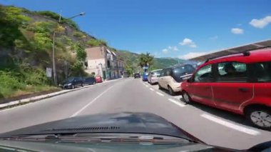 Napoli, İtalya - 2 Ağustos 2023, Amalfi Sahil yollarında araba sürerken, Positano 'nun pitoresk köyünde dar sokaklar boyunca sürerken. Avrupa 'da tatil ve seyahat kavramı. 