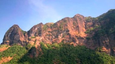 Hava aracı videosu, gün batımında Vietnam 'ın dağları ve pirinç tarlaları. Bereketli yeşil yağmur ormanları şafak vakti sisli dağlarla kaplı Karst Dağları Kedi Ba Adası, Halong Körfezi, Vietnam
