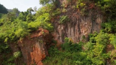 Hava aracı videosu, gün batımında Vietnam 'ın dağları ve pirinç tarlaları. Bereketli yeşil yağmur ormanları şafak vakti sisli dağlarla kaplı Karst Dağları Kedi Ba Adası, Halong Körfezi, Vietnam