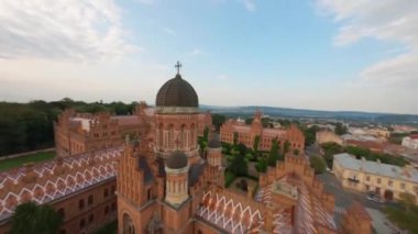 Chernivtsi Üniversitesi 'nin havadan görünüşü, Ukrayna' daki bir unesko dünya mirası sahasının üzerinde uçmak, Ukrayna 'nın ünlü tarihi binası, kuleleri, kubbeleri ve yeşil bahçesi olan muhteşem eski üniversite binası.