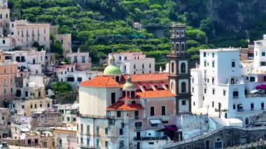 Atrani, Amalfi Sahili, İtalya. Günbatımında İtalya 'nın Amalfi Sahili' nde bulunan ünlü Atrani şehrinin havadan çekilmiş görüntüsü. Kasabanın manzarası Yazın altın saatinde kıyı şeridi olan güzel kasaba 