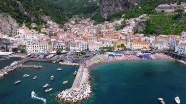 Gün doğumunda Amalfi sahili, Napoli yakınlarında İtalyan sahili, yukarıdan Amalfi ve Atrani kasabaları. İtalyan huzurlu sahil beldesi, eski sahil kasabasının inanılmaz hava görüntüleri.. 