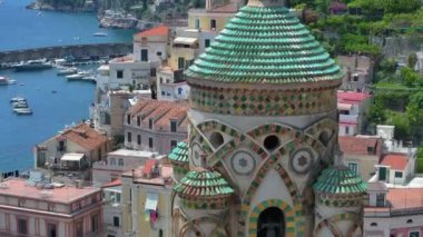 Maiori tatil köyünün insansız hava aracı sineği, Amalfi kıyısı, İtalya, Güzel İtalyan Villa Porto di Maiori Hava aracı manzaralı mavi deniz manzaralı. 