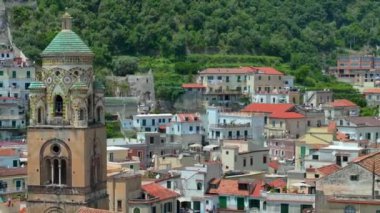 Maiori tatil köyünün insansız hava aracı sineği, Amalfi kıyısı, İtalya, Güzel İtalyan Villa Porto di Maiori Hava aracı manzaralı mavi deniz manzaralı. 