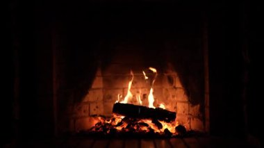 Şömine. Rahatlatıcı Şömine. Yakacak odun. Bir kır evinin alevleri. Sıcaklık ve ev konforu. Toprak. Şöminede ateş yanıyor. Şöminede güzel bir ateş, yanan bir odun. 