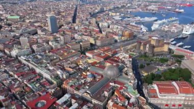 Napoli, İtalya - 2 Ağustos 2023 - Napoli, İtalya 'nın manzarası, tarihi merkezin havadan görünüşü, tüm İtalya' nın panoramik insansız hava aracı görüntüsü. Tarihi yerler üzerinde uçmak, dar sokaklar 