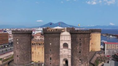 Napoli, İtalya - 2 Ağustos 2023 - Napoli, İtalya 'nın manzarası, tarihi merkezin havadan görünüşü, tüm İtalya' nın panoramik insansız hava aracı görüntüsü. Tarihi yerler üzerinde uçmak, dar sokaklar 
