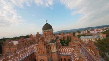 Chernivtsi Üniversitesi 'nin havadan görünüşü, Ukrayna' daki bir unesko dünya mirası sahasının üzerinde uçmak, Ukrayna 'nın ünlü tarihi binası, kuleleri, kubbeleri ve yeşil bahçesi olan muhteşem eski üniversite binası.
