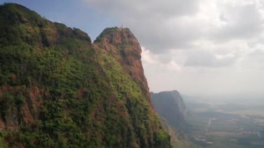 Hava aracı videosu, gün batımında Vietnam 'ın dağları ve pirinç tarlaları. Bereketli yeşil yağmur ormanları şafak vakti sisli dağlarla kaplı Karst Dağları Kedi Ba Adası, Halong Körfezi, Vietnam