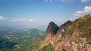 Hava aracı videosu, gün batımında Vietnam 'ın dağları ve pirinç tarlaları. Bereketli yeşil yağmur ormanları şafak vakti sisli dağlarla kaplı Karst Dağları Kedi Ba Adası, Halong Körfezi, Vietnam