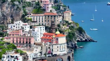 Atrani, Amalfi Sahili, İtalya. Günbatımında İtalya 'nın Amalfi Sahili' nde bulunan ünlü Atrani şehrinin havadan çekilmiş görüntüsü. Kasabanın manzarası Yazın altın saatinde kıyı şeridi olan güzel kasaba 