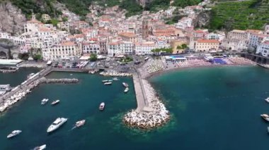 Maiori tatil köyünün insansız hava aracı sineği, Amalfi kıyısı, İtalya, Güzel İtalyan Villa Porto di Maiori Hava aracı manzaralı mavi deniz manzaralı. 