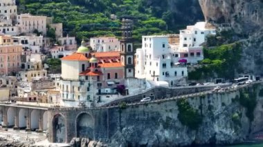 Atrani, Amalfi Sahili, İtalya. Günbatımında İtalya 'nın Amalfi Sahili' nde bulunan ünlü Atrani şehrinin havadan çekilmiş görüntüsü. Kasabanın manzarası Yazın altın saatinde kıyı şeridi olan güzel kasaba 