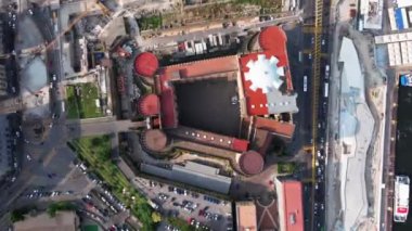 Napoli, İtalya - 2 Ağustos 2023 - Napoli, İtalya 'nın manzarası, tarihi merkezin havadan görünüşü, tüm İtalya' nın panoramik insansız hava aracı görüntüsü. Tarihi yerler üzerinde uçmak, dar sokaklar 