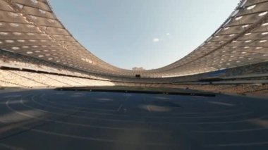 FPV uçuşu, Stadyum. Gece gündüz şehir manzarası. Yukarıdan aydınlık stadyuma kadar oyunlar ve taraftarlarla dolu bir manzara. Stadyum, Kiev, Ukrayna, Futbol stadyumu sahası, futbol arka planı, açık hava sporları 