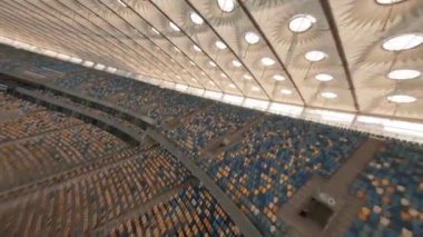 FPV uçuşu, Stadyum. Gece gündüz şehir manzarası. Yukarıdan aydınlık stadyuma kadar oyunlar ve taraftarlarla dolu bir manzara. Stadyum, Kiev, Ukrayna, Futbol stadyumu sahası, futbol arka planı, açık hava sporları 
