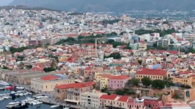 Girit, Yunanistan - 19 Ağustos 2023 - Muhteşem deniz feneri, cami, Venedik tersanesi, Girit, Yunanistan. Deniz fenerine, Güzel Yunanistan 'a ve en güzel manzaralı yerlere vuran dalgalar -