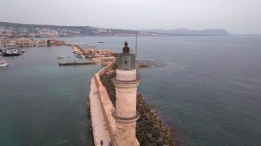 Girit, Yunanistan - 19 Ağustos 2023 - Muhteşem deniz feneri, cami, Venedik tersanesi, Girit, Yunanistan. Deniz fenerine, Güzel Yunanistan 'a ve en güzel manzaralı yerlere vuran dalgalar -
