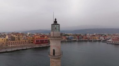 Girit, Yunanistan - 19 Ağustos 2023 - Muhteşem deniz feneri, cami, Venedik tersanesi, Girit, Yunanistan. Deniz fenerine, Güzel Yunanistan 'a ve en güzel manzaralı yerlere vuran dalgalar -