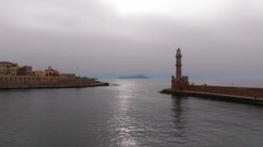 Girit, Yunanistan - 19 Ağustos 2023 - Muhteşem deniz feneri, cami, Venedik tersanesi, Girit, Yunanistan. Deniz fenerine, Güzel Yunanistan 'a ve en güzel manzaralı yerlere vuran dalgalar -