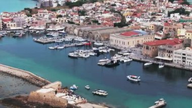 Girit, Yunanistan - 19 Ağustos 2023 - Muhteşem deniz feneri, cami, Venedik tersanesi, Girit, Yunanistan. Deniz fenerine, Güzel Yunanistan 'a ve en güzel manzaralı yerlere vuran dalgalar -