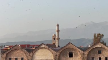 Chania 'nın muhteşem deniz feneri, cami, Venedik tersaneleri Girit, Yunanistan. Deniz fenerine dalgalar çarpıyor, Güzel Yunanistan ve en güzel manzaralı yerler - panorama