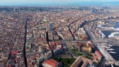  Napoli, İtalya manzarası, tarihi merkezin havadan görünüşü, tüm İtalya 'nın panoramik insansız hava aracı görüntüsü. Tarihi yerler üzerinde uçmak, dar sokaklar 